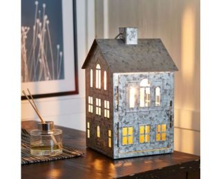 Small Metal Wind Lamp Garden Style Christmas Lantern Candle Holder for Home and House Decoration